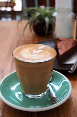 Cam fincan sıcak latte