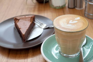 Cam fincan sıcak latte