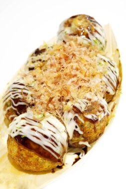 Lezzetli takoyaki ahtapot topları, geleneksel Japon yemekleri