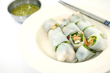 Sebze ile lezzetli makarna böreği