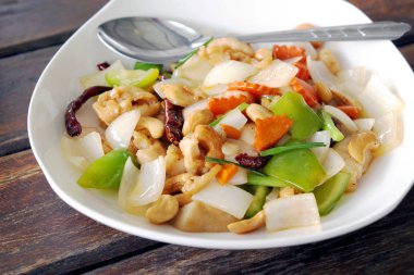 Fried chicken kaju fıstığı ve Tayland ile.