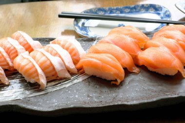 Somon, geleneksel jananese gıda ile lezzetli suşi