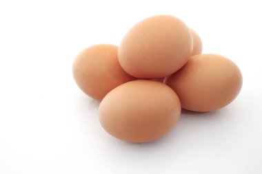 Beyaz arkaplanda çiğ yumurta