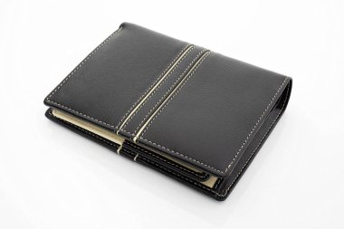 beyaz zemin üzerine deri cüzdan