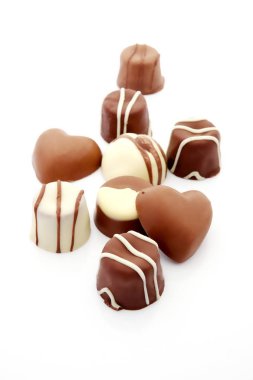 Beyaz arka plan üzerinde tatlı çikolata Truffles
