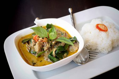 Balık topları ile lezzetli yeşil köri