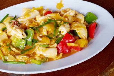 Kızarmış kalamar ile yumurta sarısı.