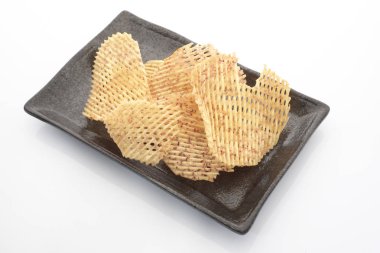 Beyaz arka plan üzerinde Taro cips 