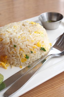 Lezzetli kızarmış pirinç plaka, yakın çekim 