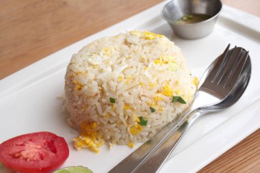 Lezzetli kızarmış pirinç plaka, yakın çekim 