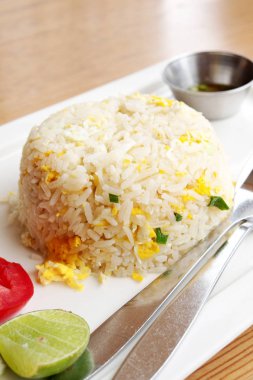 Lezzetli kızarmış pirinç plaka, yakın çekim 