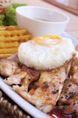 Kırmızı sos ve kızarmış yumurta tavuk kızartma.