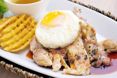 Kırmızı sos ve kızarmış yumurta tavuk kızartma.