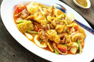 Kızarmış kalamar ile yumurta sarısı. 