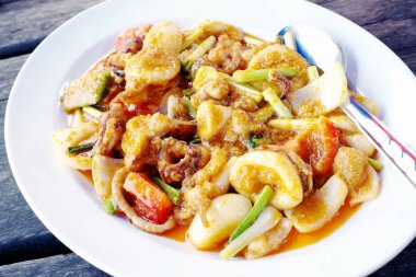 Kızarmış kalamar ile yumurta sarısı.