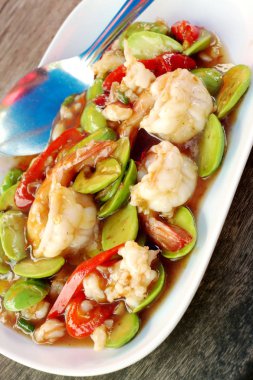 Koku fasulye ile karides, tavada kızartılmış Asya gıda