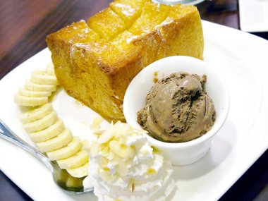 sıcak sos kızarmış ekmek arası dondurma