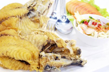 lezzetli kızarmış balık Mango Salatası ile