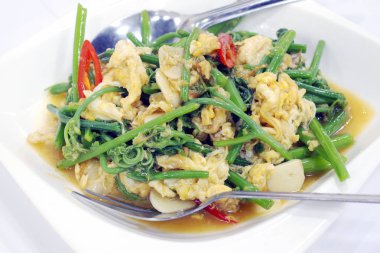 Sebze ile lezzetli kızarmış yumurta