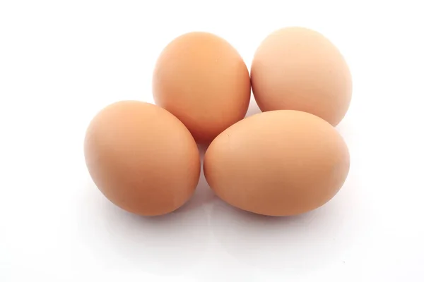 Ovos Crus Sobre Fundo Branco — Fotografia de Stock