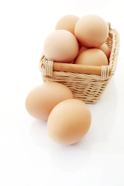 Αυγά Ψάθινο Καλάθι Άσπρο Φόντο — Φωτογραφία Αρχείου
