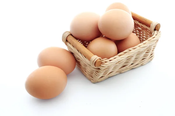 Œufs Dans Panier Osier Sur Fond Blanc — Photo