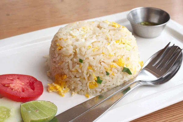 Lezzetli kızarmış pirinç plaka, yakın çekim 