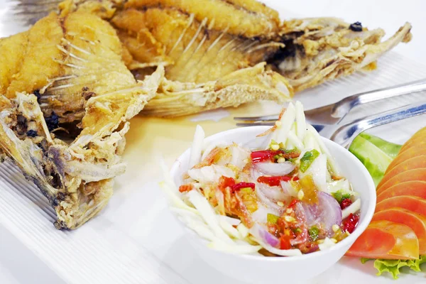 Köstlicher Gebratener Fisch Mit Mangosalat — Stockfoto