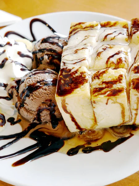 Мороженое Поджаренном Хлебе Горячим Шоколадом — стоковое фото