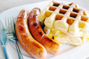 Jambon, sosis, yumurta ve waffle.