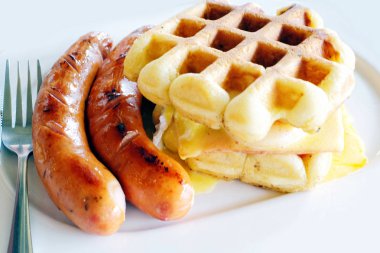 Jambon, sosis, yumurta ve waffle.