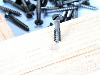 Vidalar ve ahşap tahta, yakın görünümü