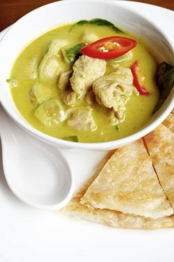 Hindistan cevizi sütü ile yeşil köri