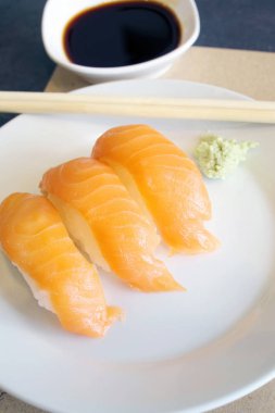 Somon, geleneksel Japon yemekleri ile lezzetli sashimi