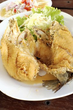 Lezzetli kızarmış balık plaka