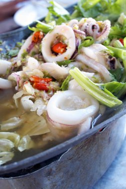 Limon Tayland mürekkep balığı buğulama