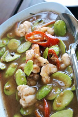 Sato baharatlı kızarmış karides 