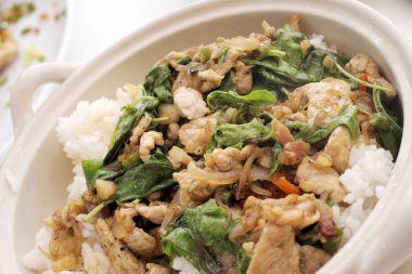 domuz eti pilav ile baharatlı fesleğen sos.