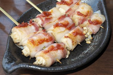 Lezzetli şiş ızgara et ile görünümü kapatın