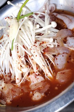 Japon tarzı sıcak pot ile deniz ürünleri.