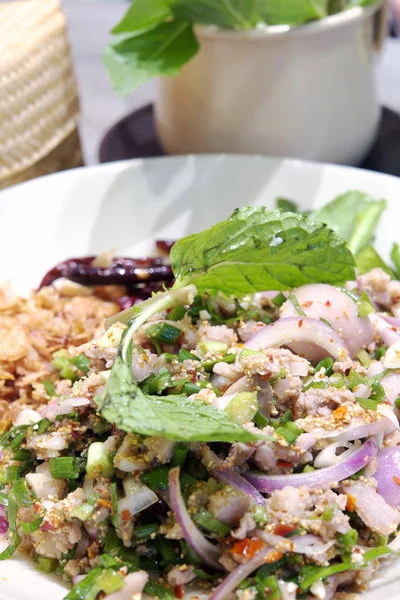 辣猪肉沙拉 碎猪肉和辛辣的泰国菜 — 图库照片