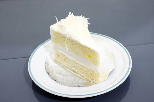 一块美味的甜椰子蛋糕 — 图库照片