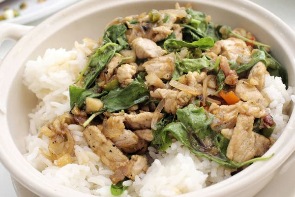 domuz eti pilav ile baharatlı fesleğen sos.