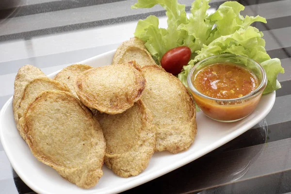 Geleneksel Tayvanlı mutfağı. Kızarmış patlıcan hamuru ve sos