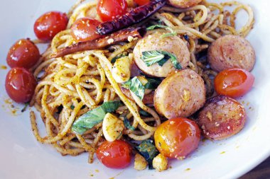 Sosis, leziz spagetti görünümü kapatın