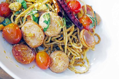Sosis, leziz spagetti görünümü kapatın