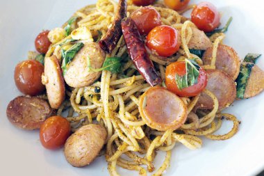 Sosis, leziz spagetti görünümü kapatın