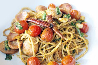 Sosis, leziz spagetti görünümü kapatın