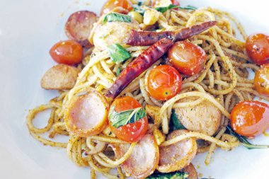 Sosis, leziz spagetti görünümü kapatın