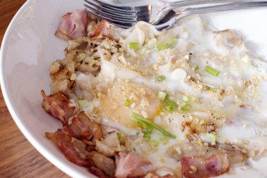 Kızarmış domuz pastırması ile lezzetli erişte 